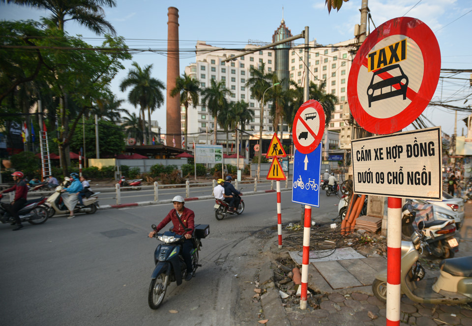 Chặn một chiều đường Cát Linh, xe cộ ùn ứ giờ cao điểm